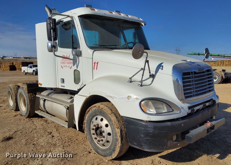 image for item DG8421 2004 Freightliner Columbia 120  semi truck