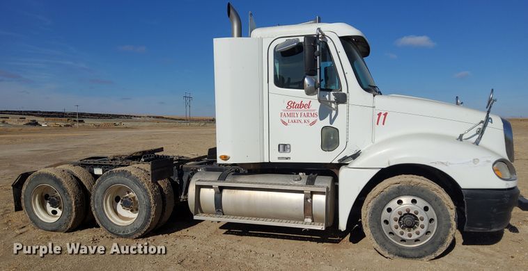 image for item DG8421 2004 Freightliner Columbia 120  semi truck