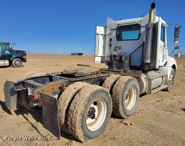 image for item DG8421 2004 Freightliner Columbia 120  semi truck