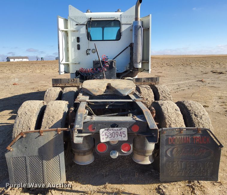 image for item DG8421 2004 Freightliner Columbia 120  semi truck