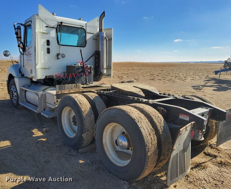 image for item DG8421 2004 Freightliner Columbia 120  semi truck