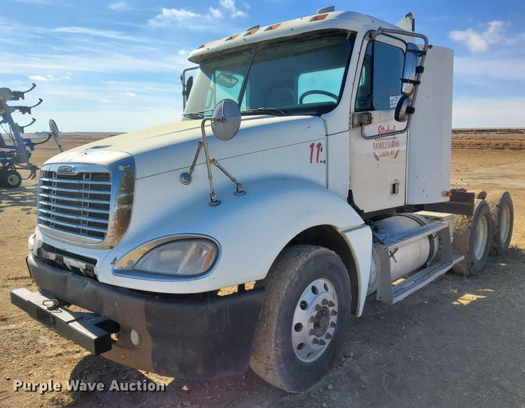 image for item DG8421 2004 Freightliner Columbia 120  semi truck