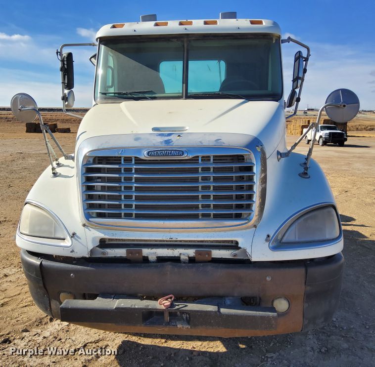 image for item DG8421 2004 Freightliner Columbia 120  semi truck