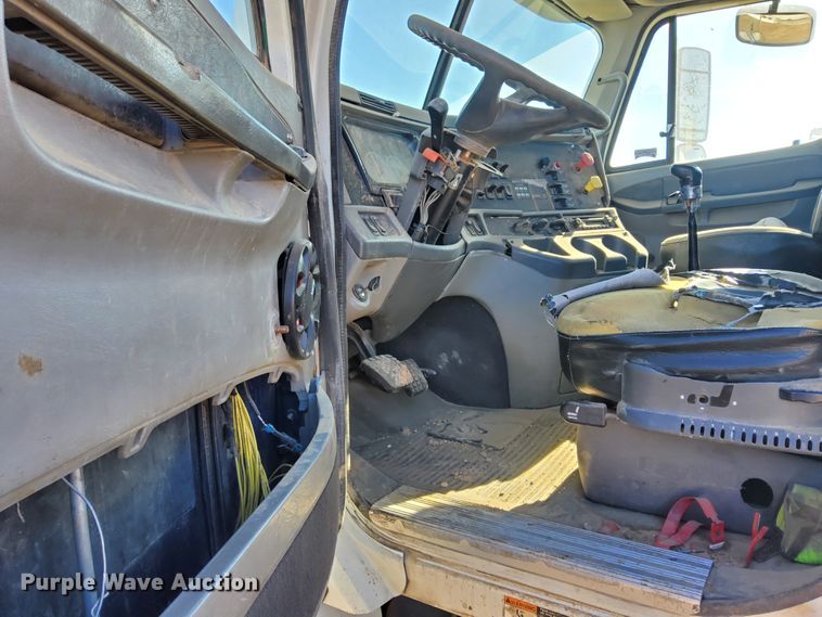 image for item DG8421 2004 Freightliner Columbia 120  semi truck