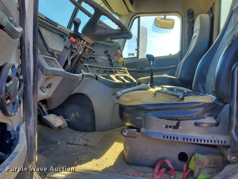 image for item DG8421 2004 Freightliner Columbia 120  semi truck