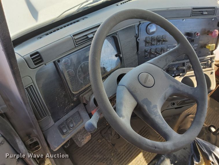 image for item DG8421 2004 Freightliner Columbia 120  semi truck