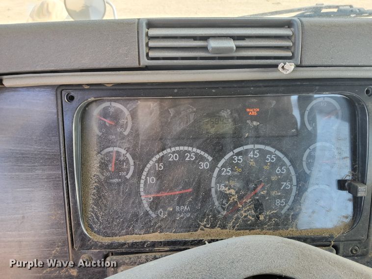 image for item DG8421 2004 Freightliner Columbia 120  semi truck