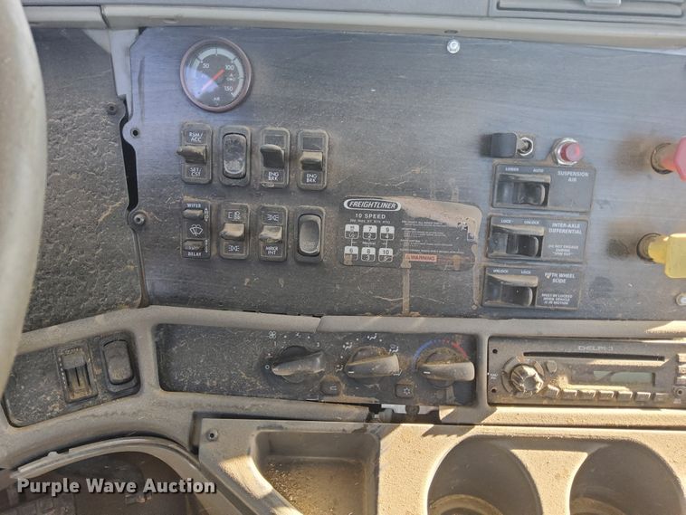 image for item DG8421 2004 Freightliner Columbia 120  semi truck