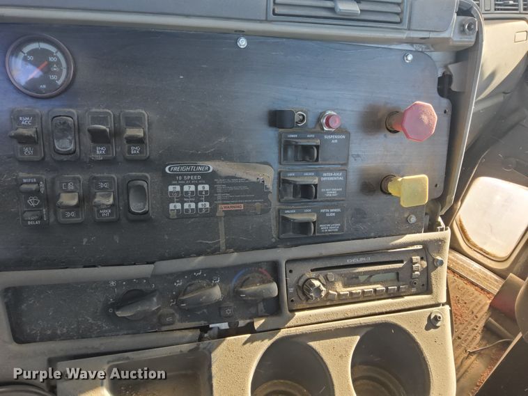 image for item DG8421 2004 Freightliner Columbia 120  semi truck