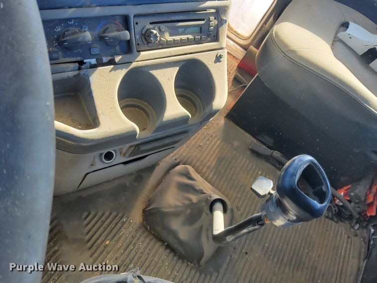 image for item DG8421 2004 Freightliner Columbia 120  semi truck