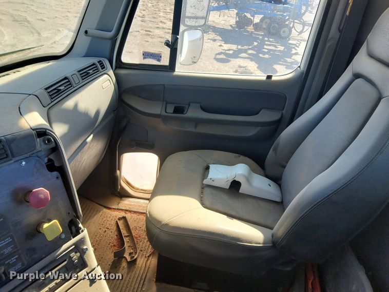 image for item DG8421 2004 Freightliner Columbia 120  semi truck