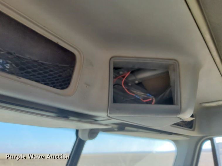 image for item DG8421 2004 Freightliner Columbia 120  semi truck