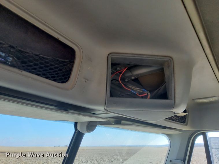 image for item DG8421 2004 Freightliner Columbia 120  semi truck