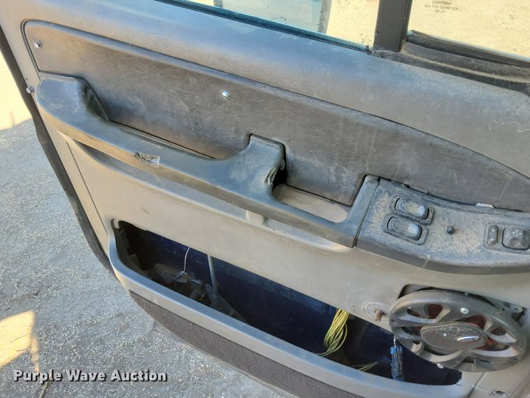 image for item DG8421 2004 Freightliner Columbia 120  semi truck