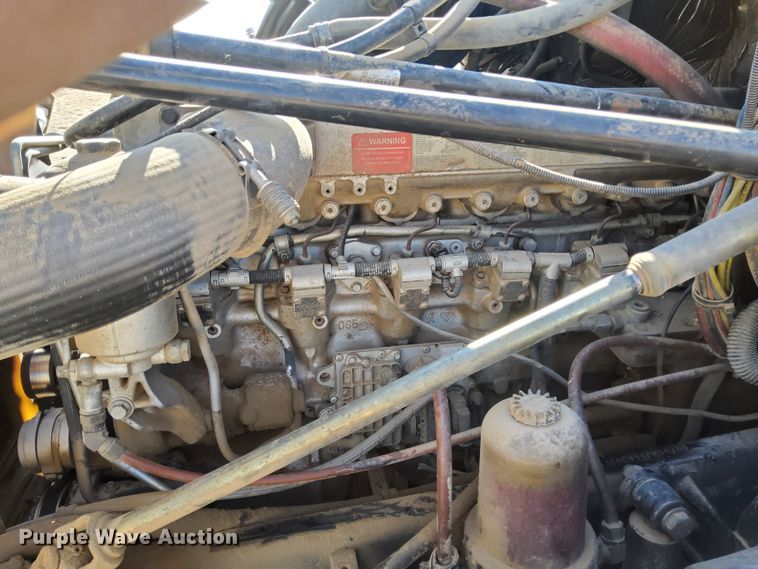 image for item DG8421 2004 Freightliner Columbia 120  semi truck