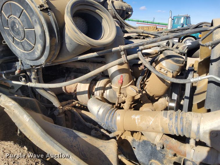 image for item DG8421 2004 Freightliner Columbia 120  semi truck