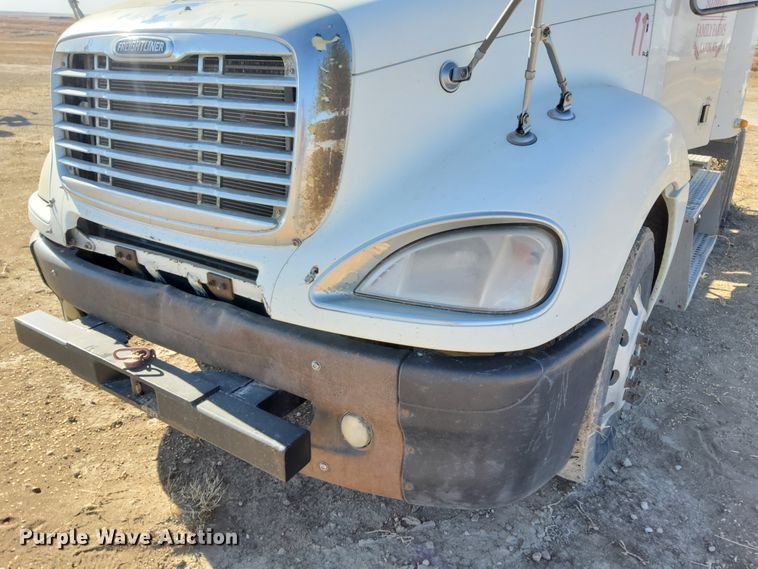 image for item DG8421 2004 Freightliner Columbia 120  semi truck