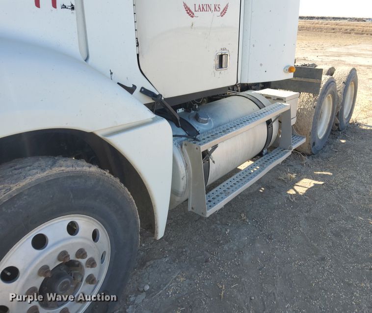 image for item DG8421 2004 Freightliner Columbia 120  semi truck