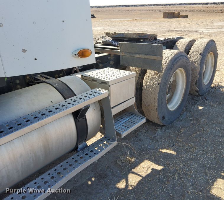 image for item DG8421 2004 Freightliner Columbia 120  semi truck