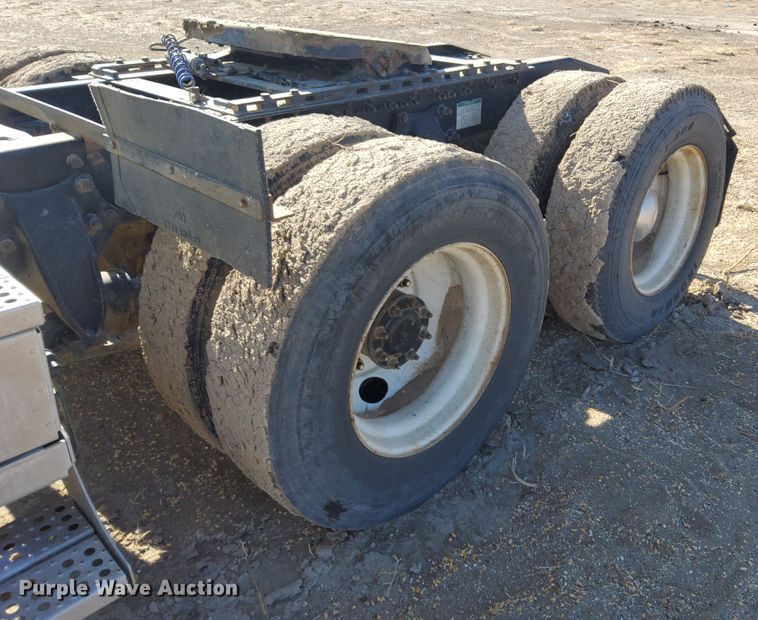 image for item DG8421 2004 Freightliner Columbia 120  semi truck