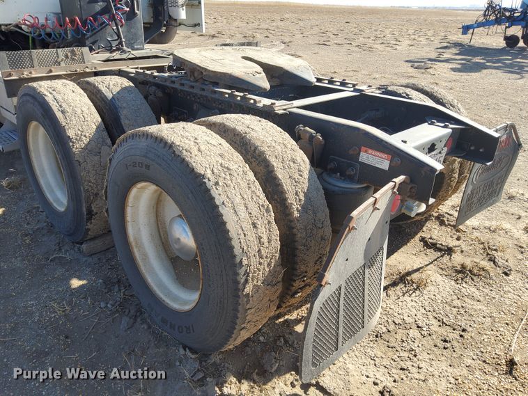 image for item DG8421 2004 Freightliner Columbia 120  semi truck