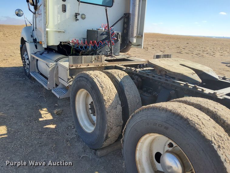 image for item DG8421 2004 Freightliner Columbia 120  semi truck