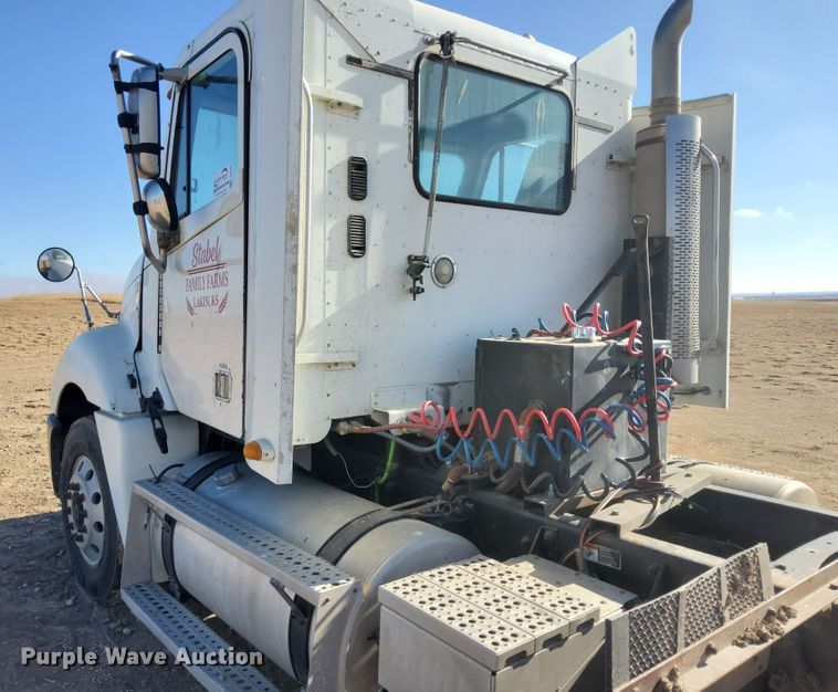 image for item DG8421 2004 Freightliner Columbia 120  semi truck