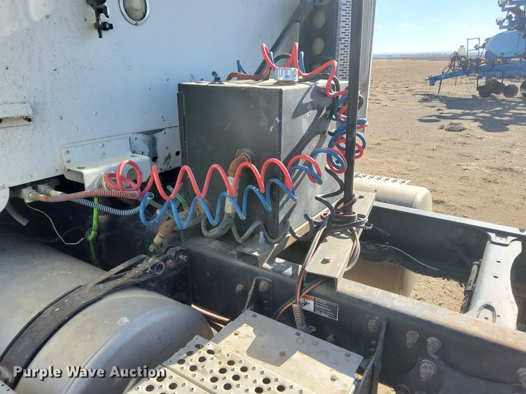 image for item DG8421 2004 Freightliner Columbia 120  semi truck