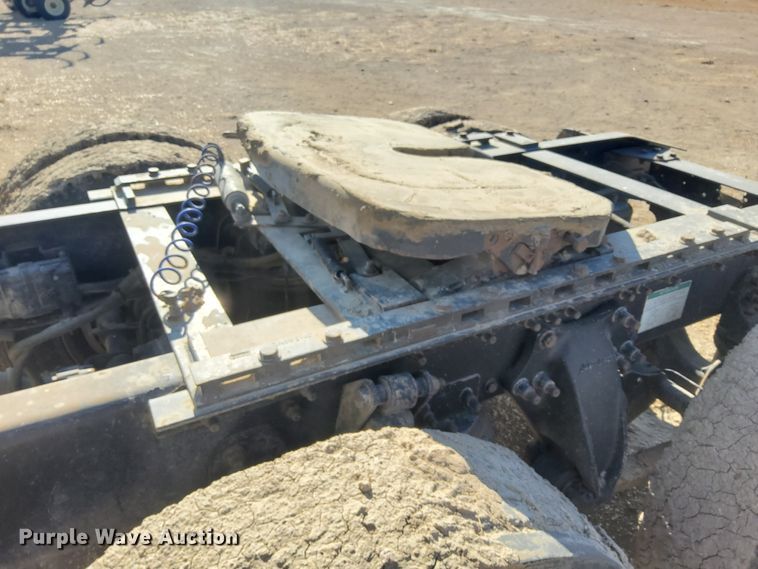 image for item DG8421 2004 Freightliner Columbia 120  semi truck