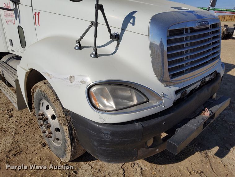 image for item DG8421 2004 Freightliner Columbia 120  semi truck