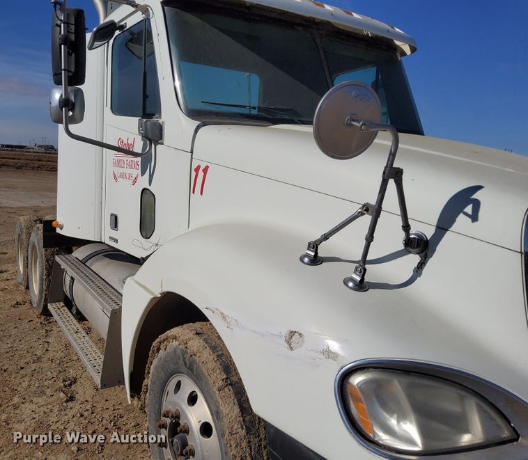 image for item DG8421 2004 Freightliner Columbia 120  semi truck