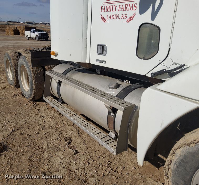 image for item DG8421 2004 Freightliner Columbia 120  semi truck