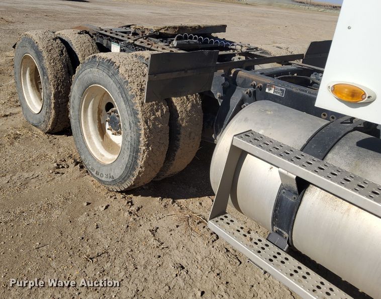 image for item DG8421 2004 Freightliner Columbia 120  semi truck