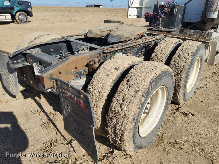 image for item DG8421 2004 Freightliner Columbia 120  semi truck