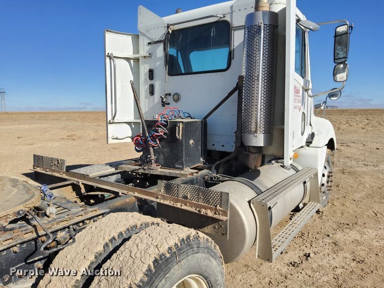 image for item DG8421 2004 Freightliner Columbia 120  semi truck