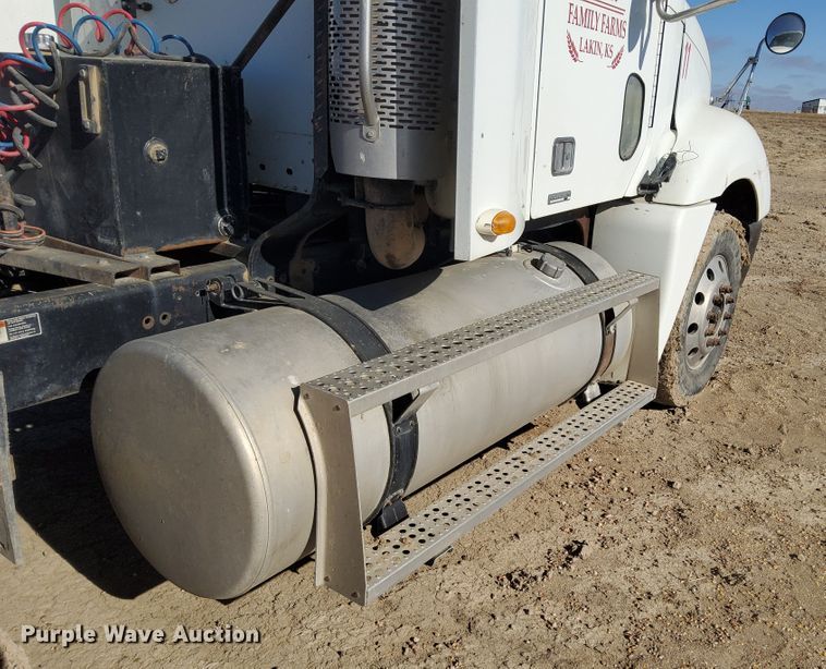 image for item DG8421 2004 Freightliner Columbia 120  semi truck