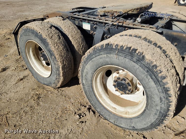 image for item DG8421 2004 Freightliner Columbia 120  semi truck