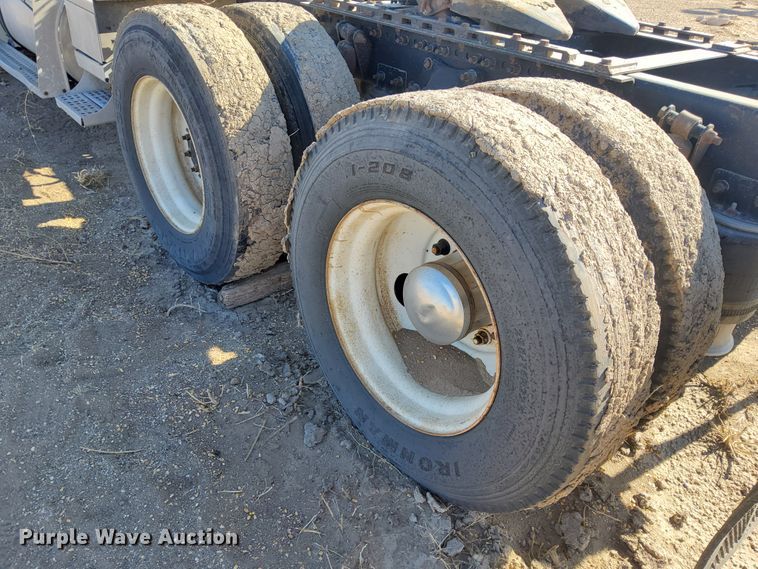 image for item DG8421 2004 Freightliner Columbia 120  semi truck