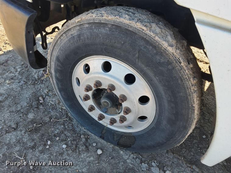 image for item DG8421 2004 Freightliner Columbia 120  semi truck