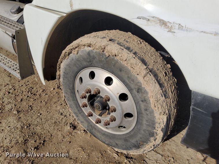 image for item DG8421 2004 Freightliner Columbia 120  semi truck