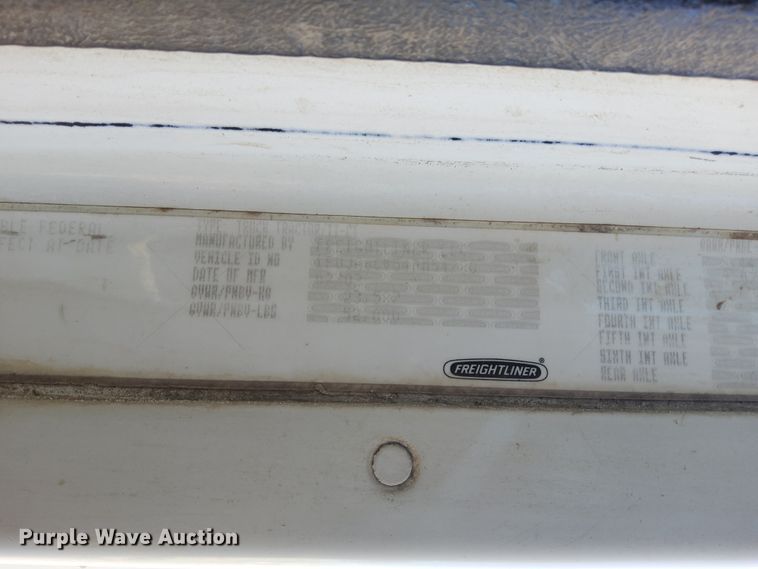 image for item DG8421 2004 Freightliner Columbia 120  semi truck