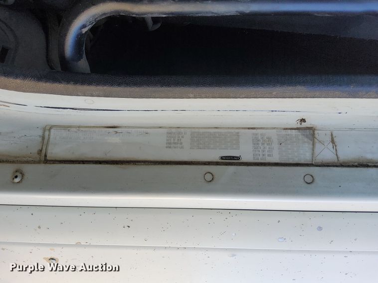 image for item DG8421 2004 Freightliner Columbia 120  semi truck