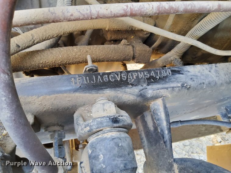 image for item DG8421 2004 Freightliner Columbia 120  semi truck