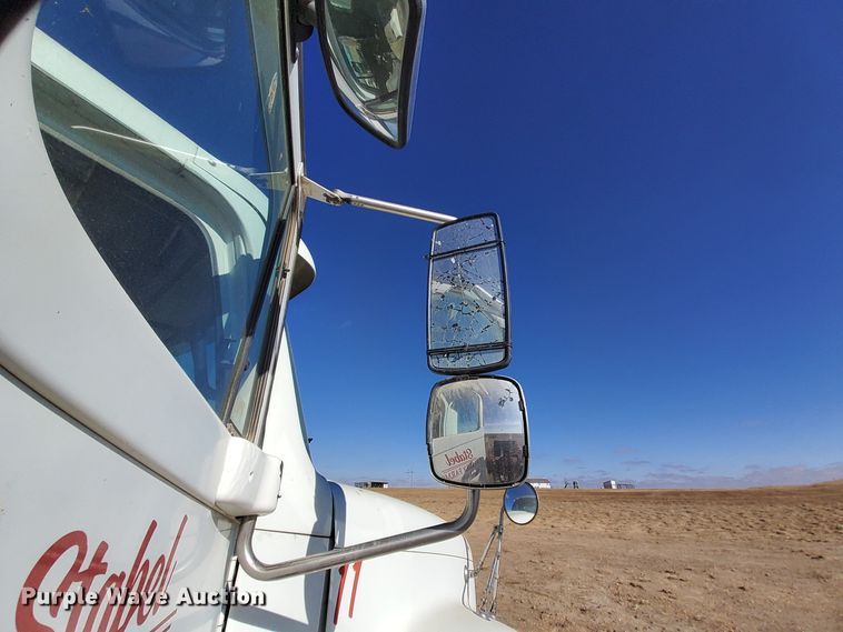 image for item DG8421 2004 Freightliner Columbia 120  semi truck