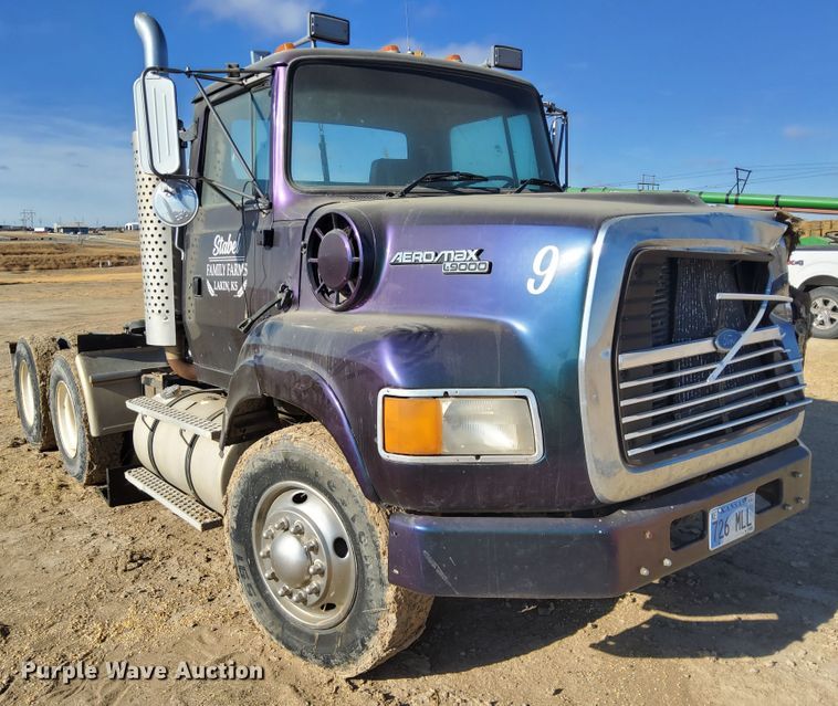 image for item DG8423 1995 Ford Aeromax L9000  semi truck