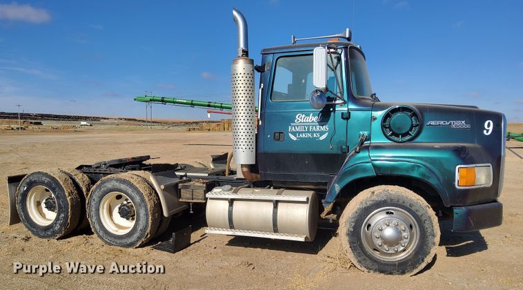 image for item DG8423 1995 Ford Aeromax L9000  semi truck