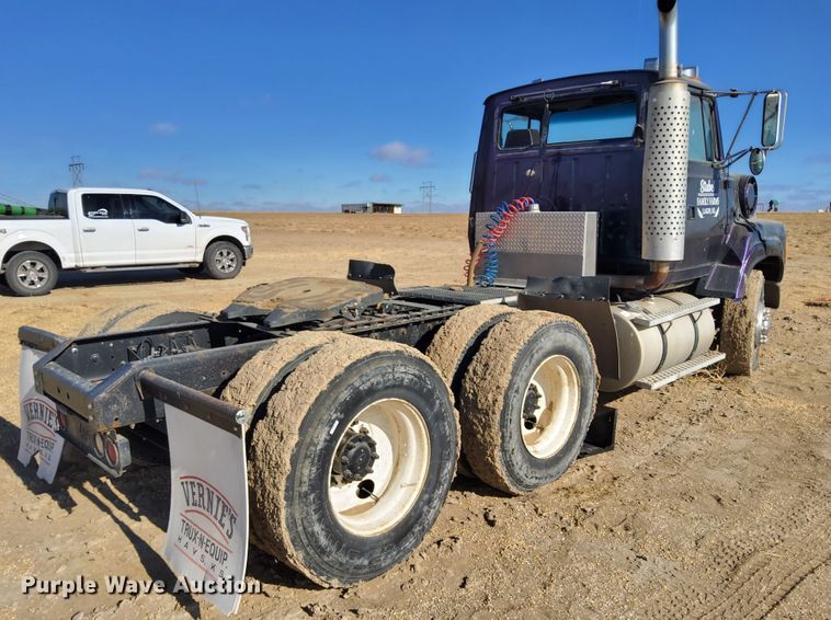 image for item DG8423 1995 Ford Aeromax L9000  semi truck