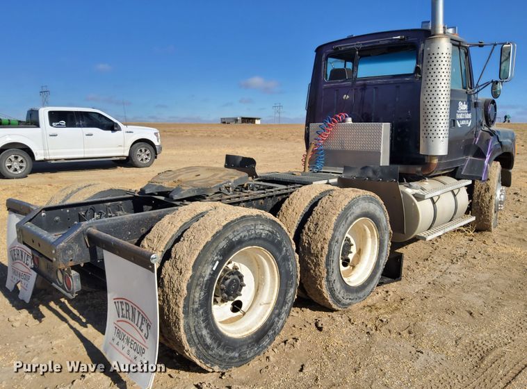 image for item DG8423 1995 Ford Aeromax L9000  semi truck