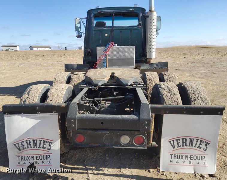 image for item DG8423 1995 Ford Aeromax L9000  semi truck