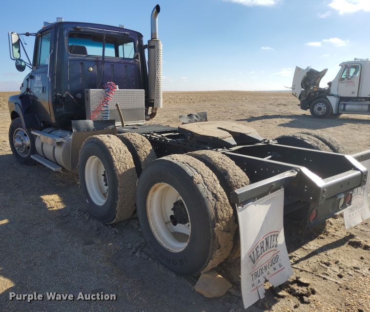 image for item DG8423 1995 Ford Aeromax L9000  semi truck